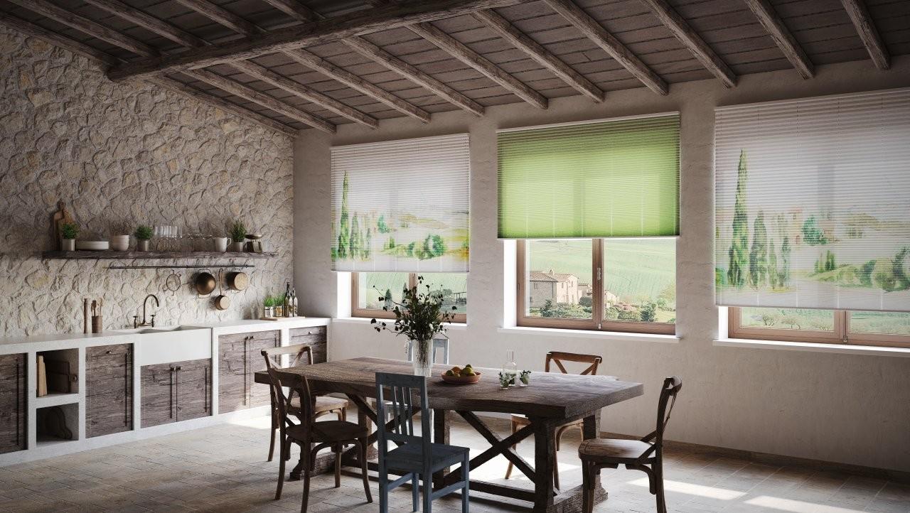 Heller Landhaus-Essbereich mit Holztisch, Stühlen und grünen Rollos vor Fenstern